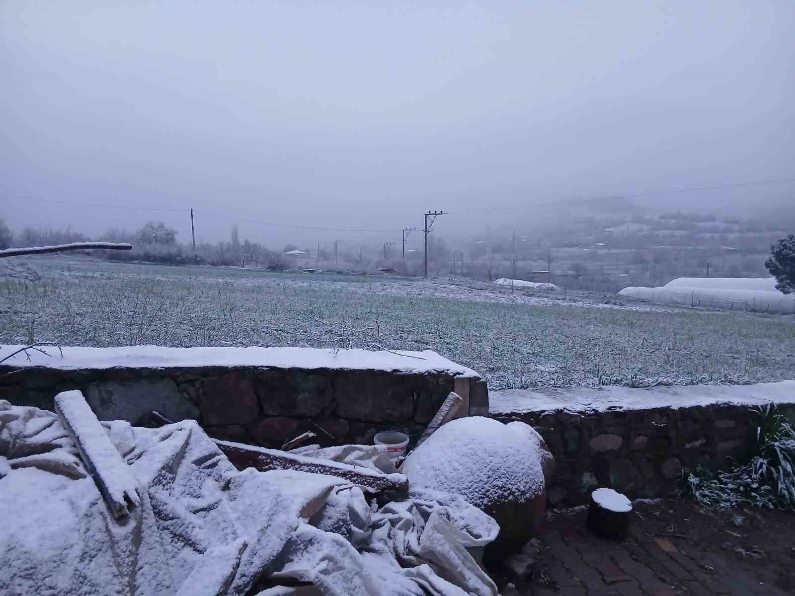 Sındırgı’nın yüksek kesimlerinde kar, merkezde yağmur etkili oldu
