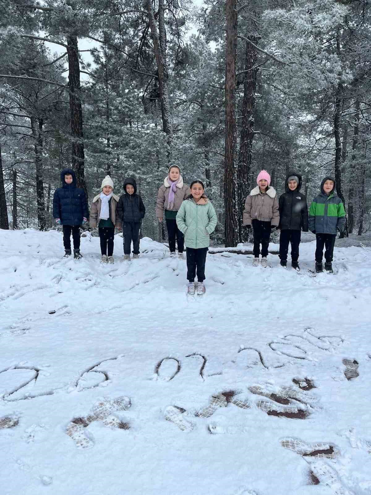 Sındırgı’nın yüksek kesimlerinde kar, merkezde yağmur etkili oldu
