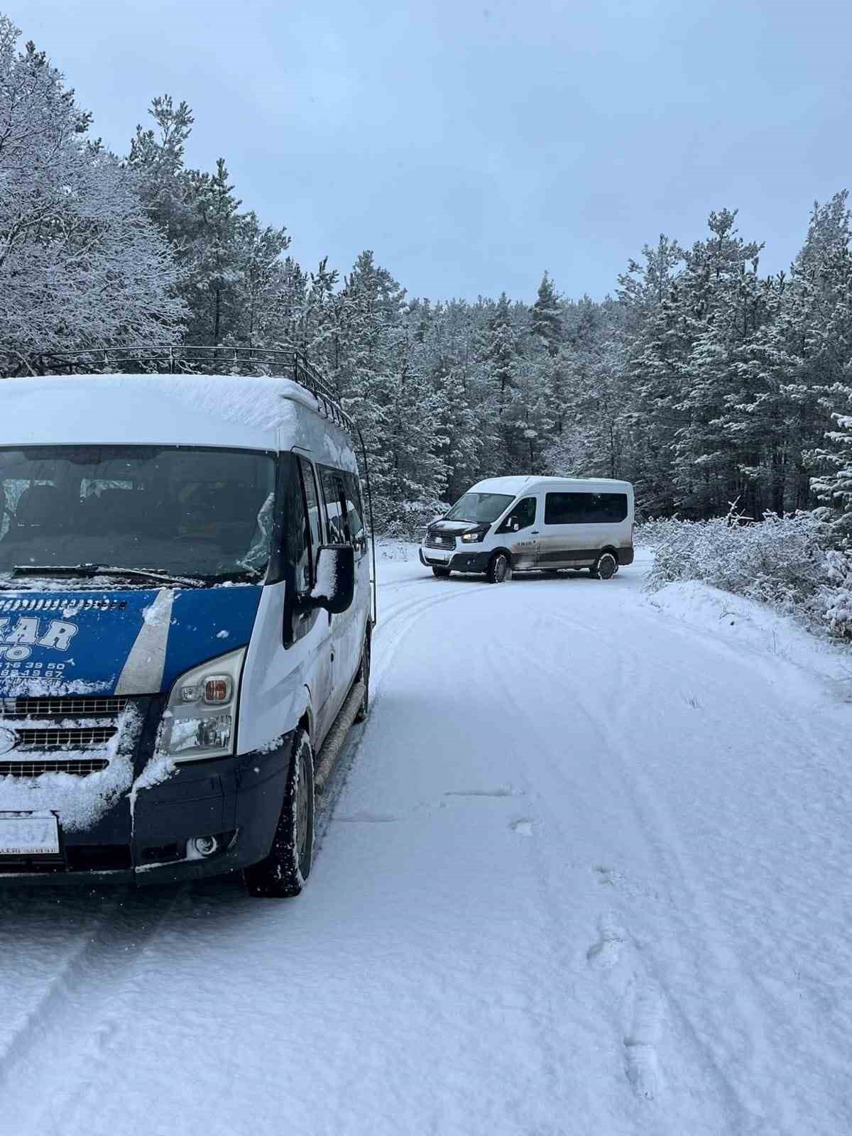 Sındırgı’nın yüksek kesimlerinde kar, merkezde yağmur etkili oldu
