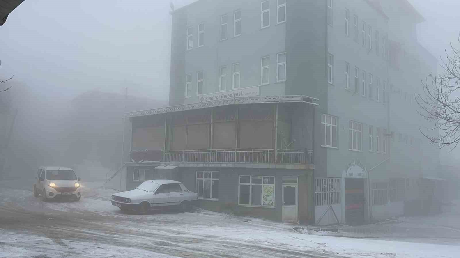 Sındırgı’nın yüksek kesimlerinde kar ve buzlanma etkisini artırdı
