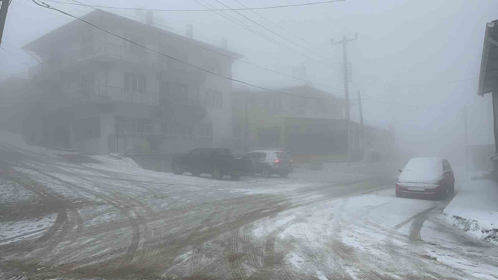 Sındırgı’nın yüksek kesimlerinde kar ve buzlanma etkisini artırdı
