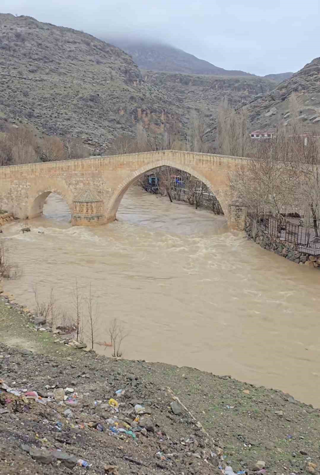 Sinek Çayı’nın su seviyesi yağışlarla yükseldi

