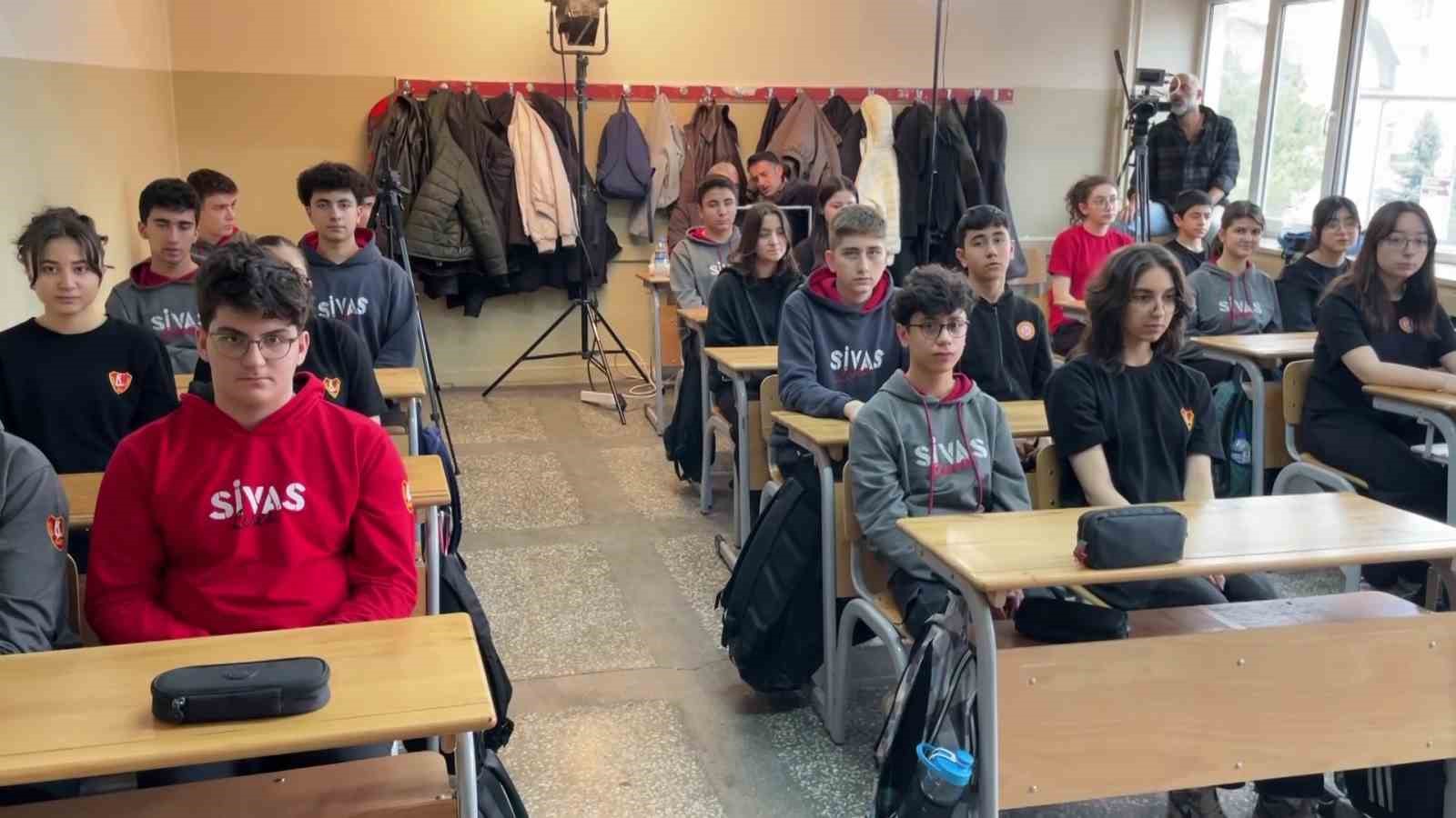 Sinema ve tiyatro oyuncusu Ahmet Yenilmez savaşta mezun veremeyen okulun öğrencileri ile buluştu
