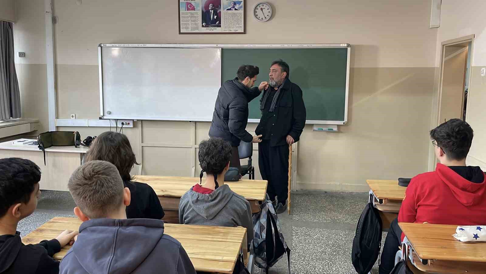 Sinema ve tiyatro oyuncusu Ahmet Yenilmez savaşta mezun veremeyen okulun öğrencileri ile buluştu
