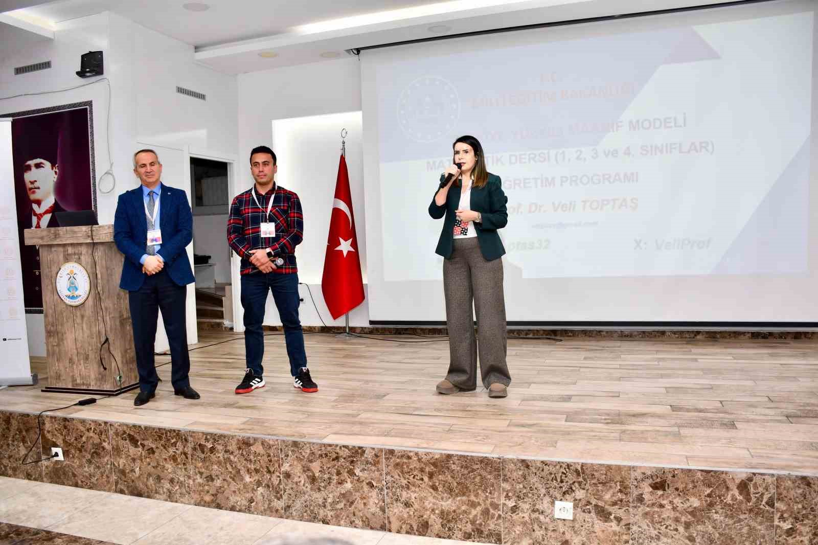 Sınıf öğretmenlerine Türkiye Yüzyılı maarif modeli anlatıldı
