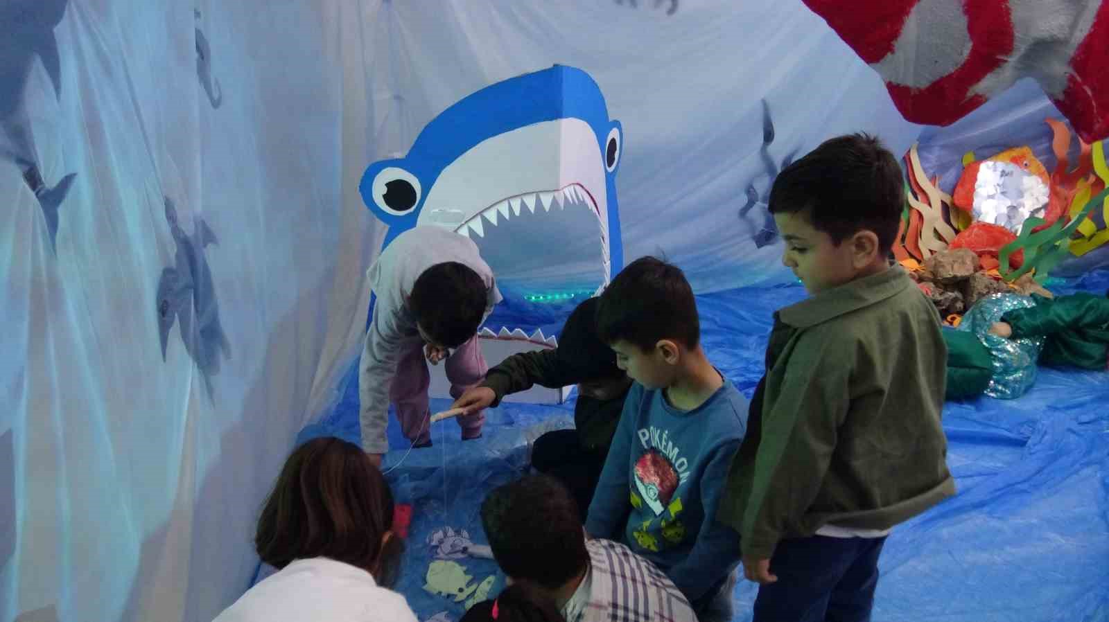 Sınıfını okyanusa çevirdi
