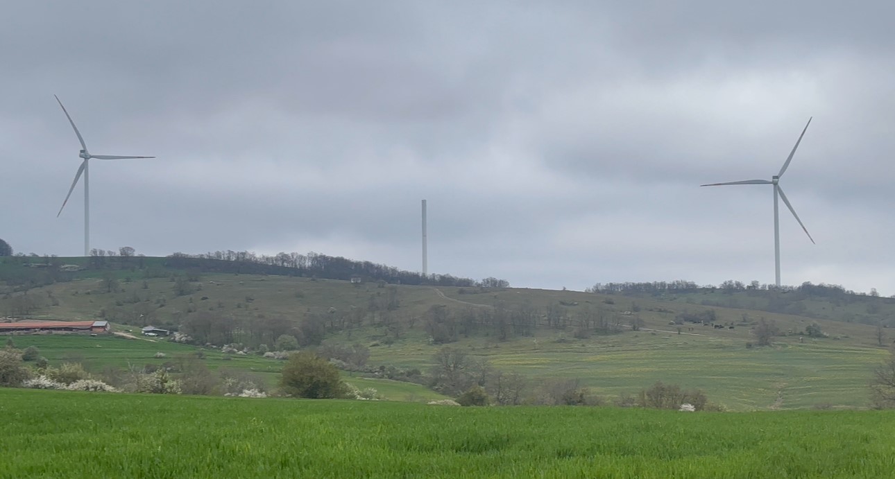 Sınır hattında rüzgar türbini parçalandı: Şiddetli rüzgar köyde paniğe yol açtı
