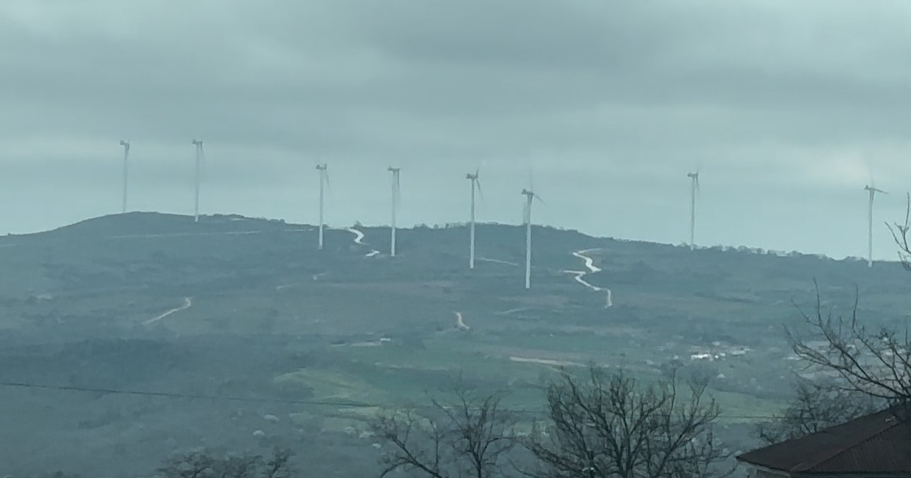 Sınır hattında rüzgar türbini parçalandı: Şiddetli rüzgar köyde paniğe yol açtı
