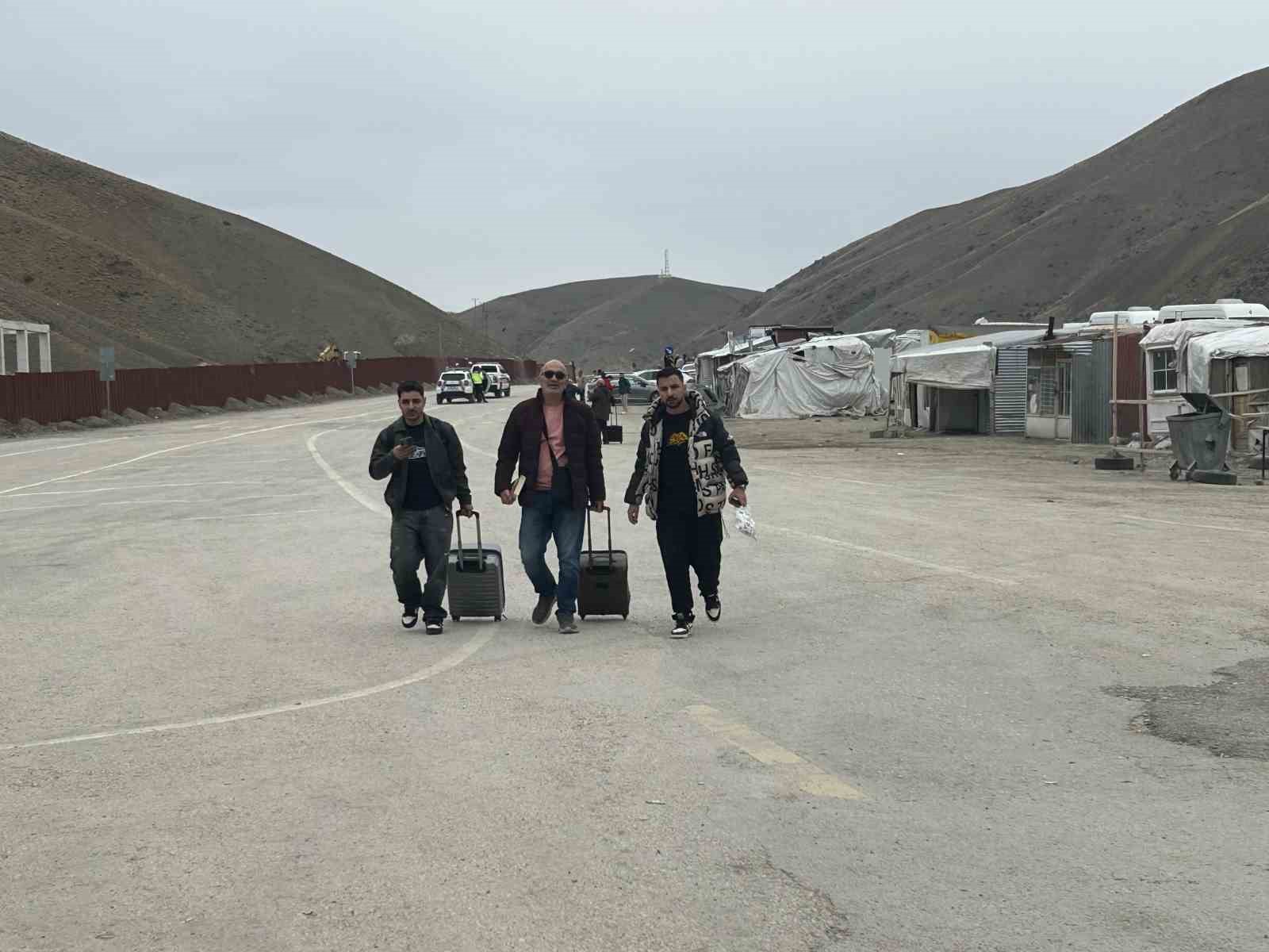 Sınır kapılarında sevkiyatlar koordineli, yolcu geçişleri kontrollü sürdürülüyor
