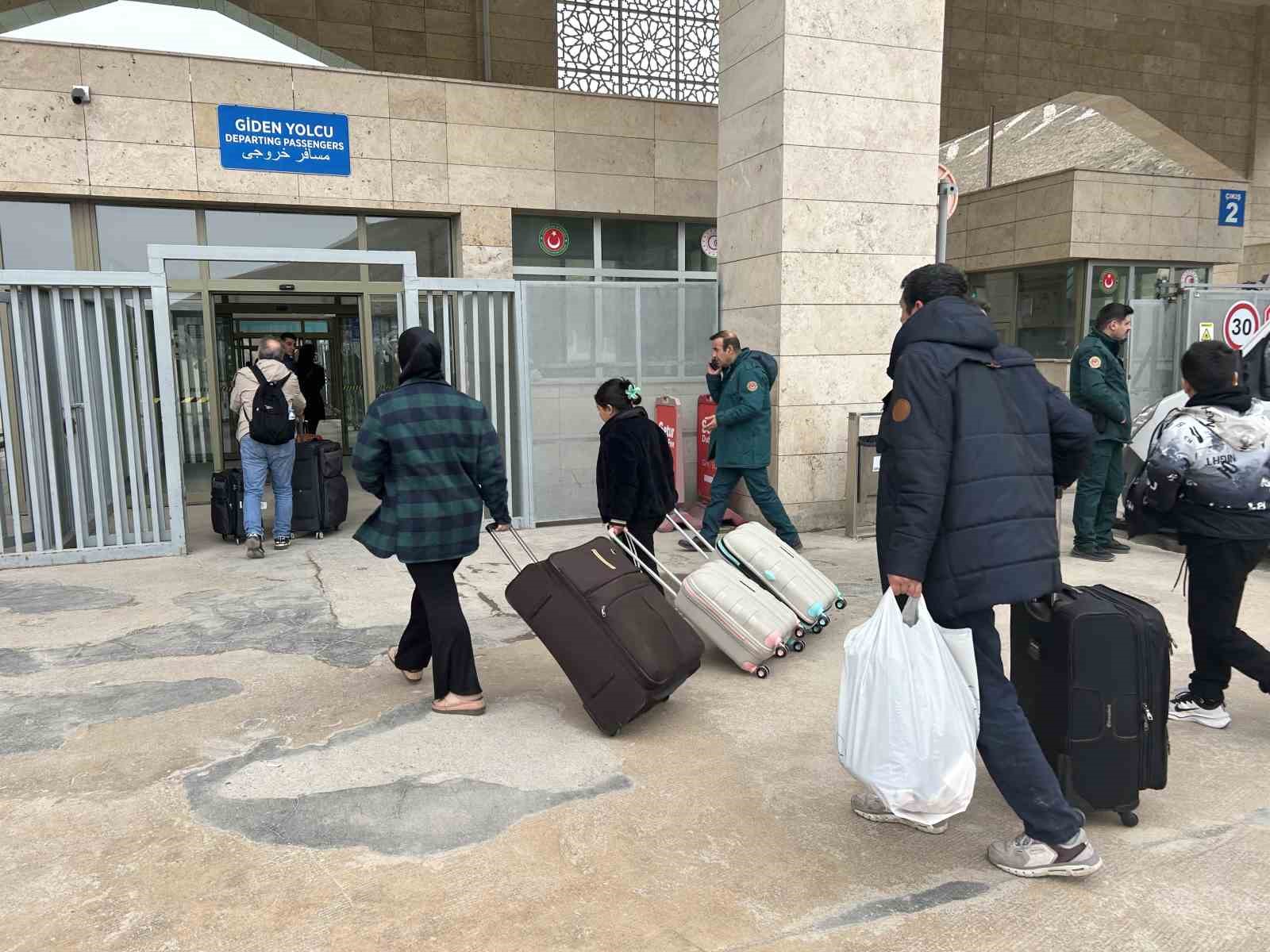 Sınır kapılarında sevkiyatlar koordineli, yolcu geçişleri kontrollü sürdürülüyor
