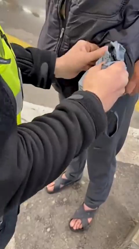 Sınır kapısında cebine sakladığı botoks maddesiyle yakalandı.
