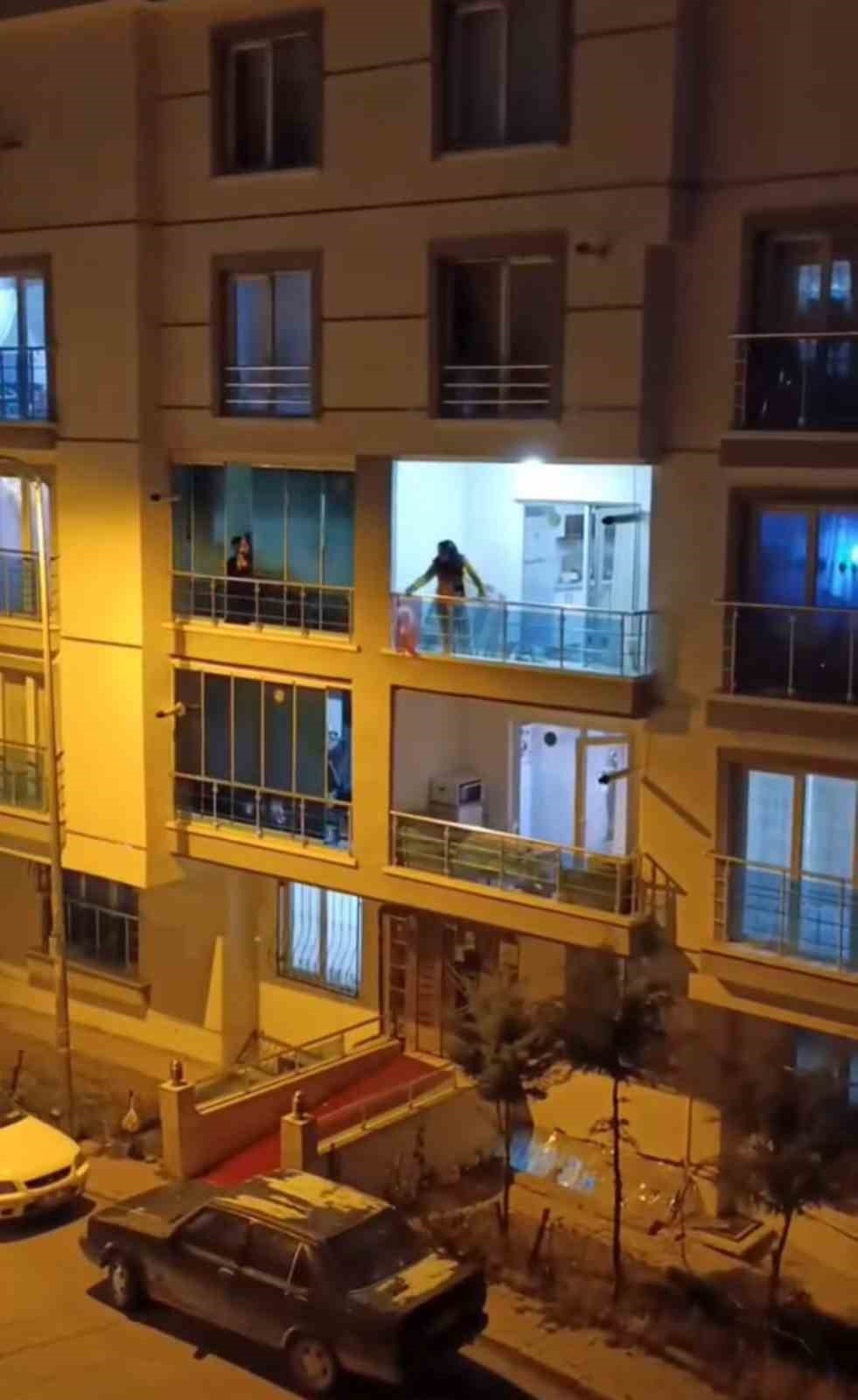 Sinir krizi geçiren genç kadın balkonundaki eşyaları yola fırlattı
