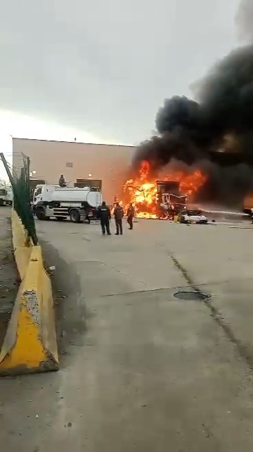 Sınırda korkutan patlama: Tır küle döndü
