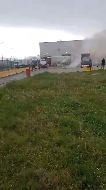 Sınırda korkutan patlama: Tır küle döndü
