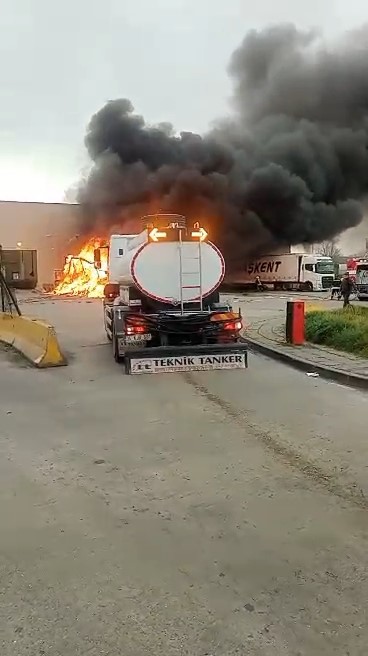 Sınırda korkutan patlama: Tır küle döndü
