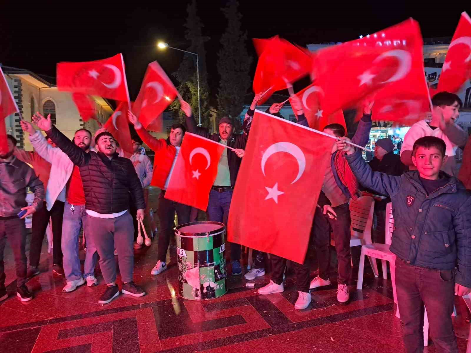 Sınırın sıfır noktasında Dünya Kupası coşkusu: Türk bayrakları dalgalandı
