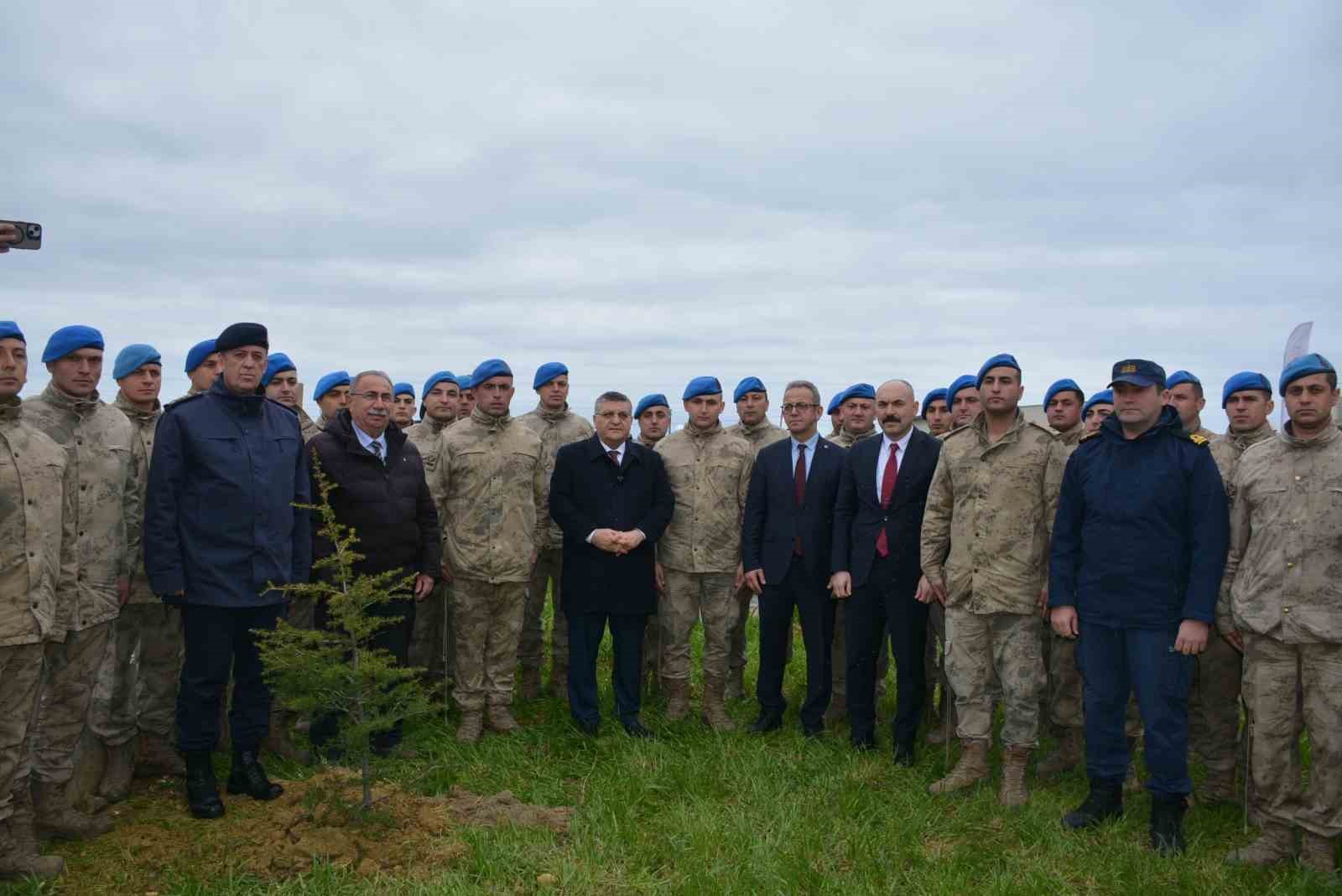 Sinop’ta 5 bin 700 fidan toprakla buluştu
