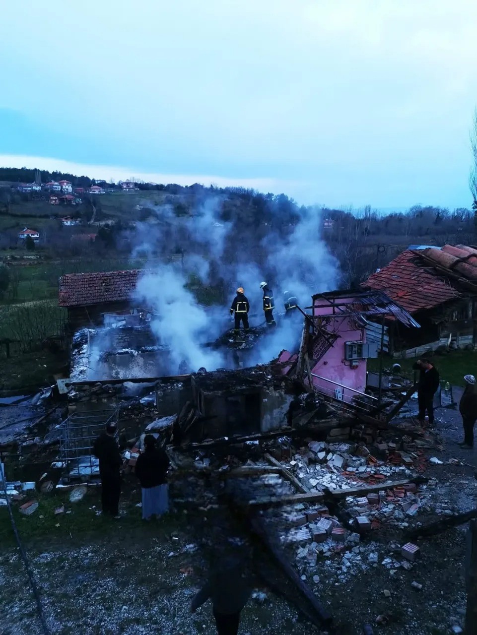 Sinop’ta çıkan yangında ev küle döndü

