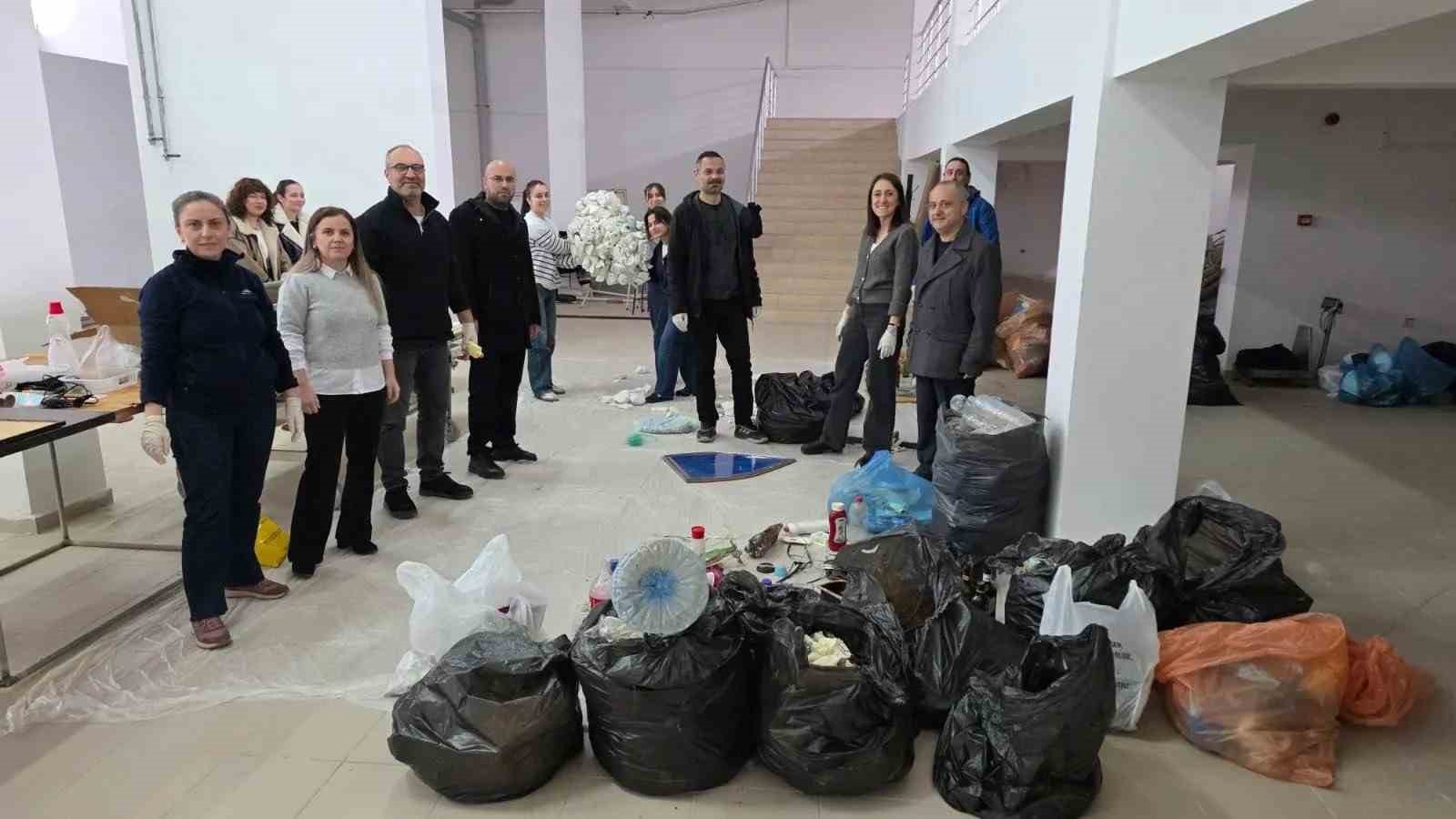 Sinop’ta denizin çöpü atölyede sanata dönüşüyor
