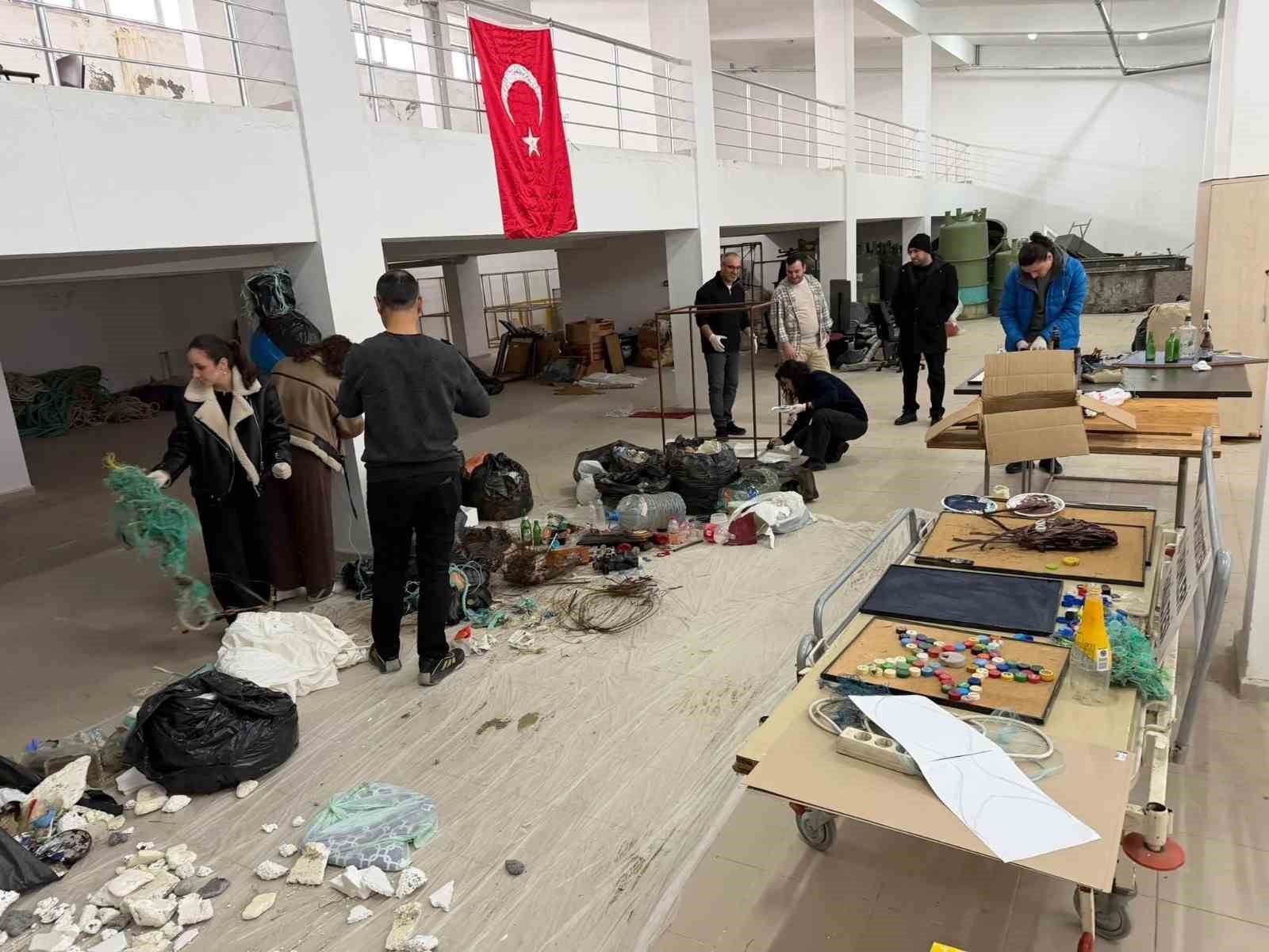 Sinop’ta denizin çöpü atölyede sanata dönüşüyor
