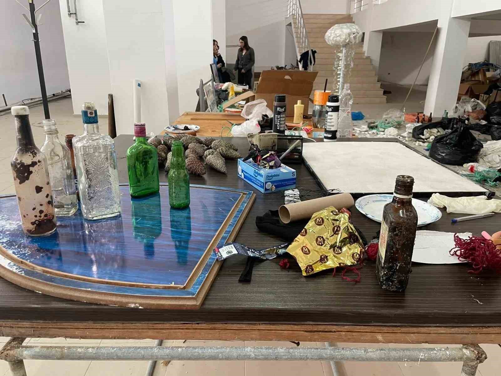 Sinop’ta denizin çöpü atölyede sanata dönüşüyor
