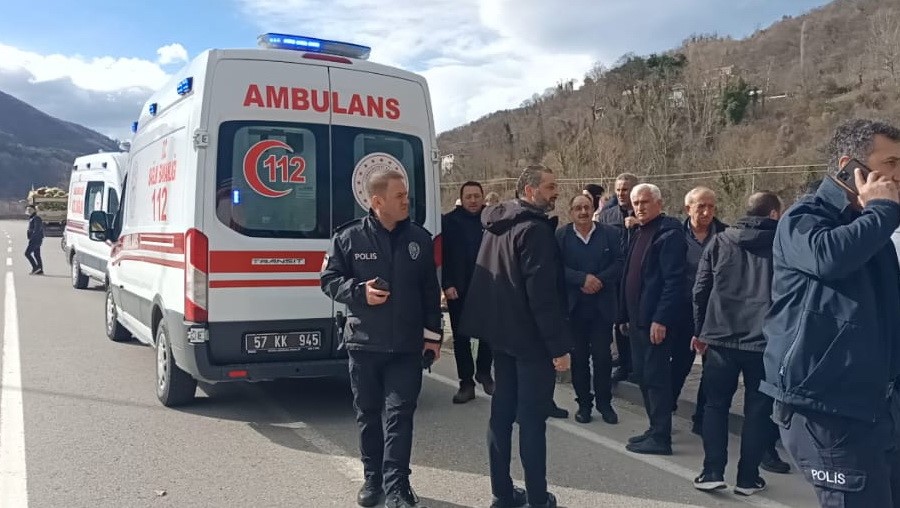 Sinop’ta fırtına asma köprüyü devirdi: 2 yaralı
