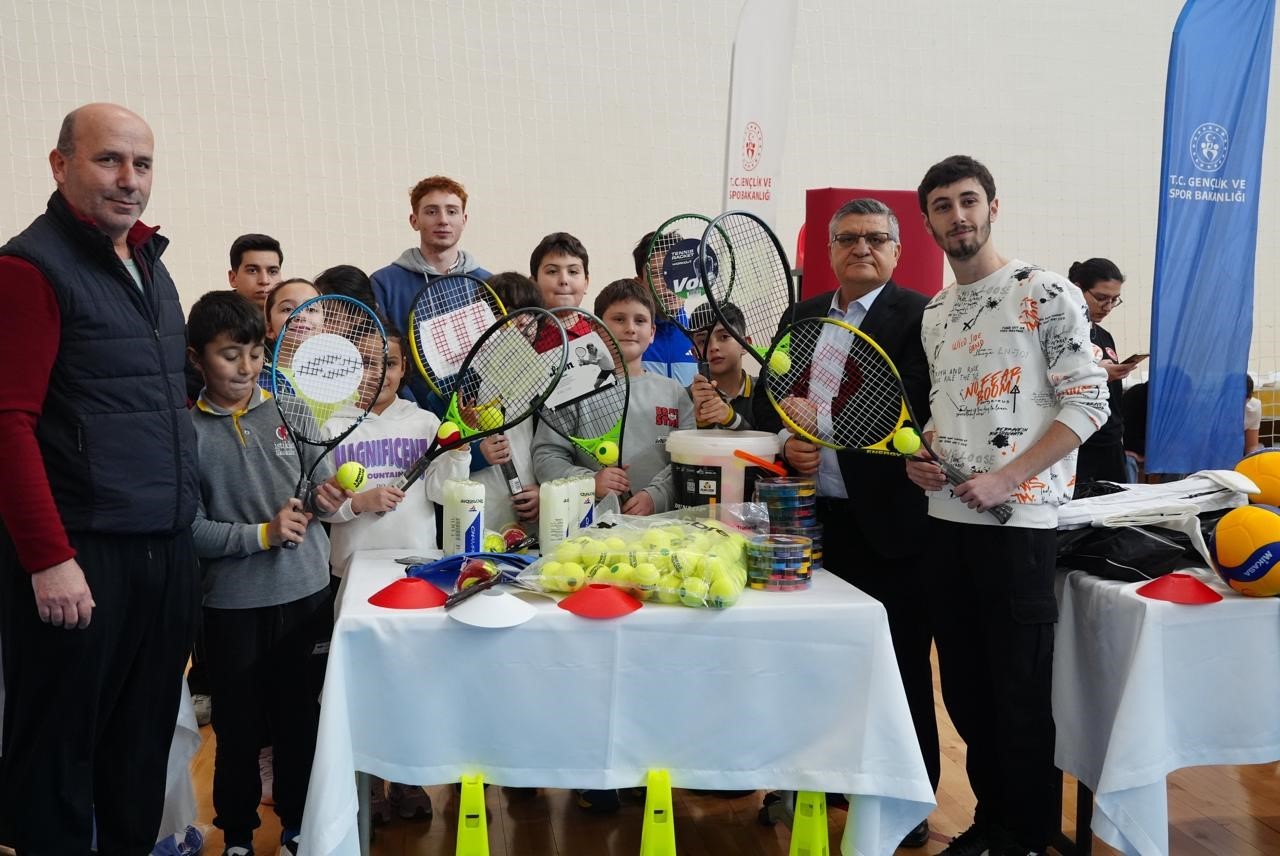 Sinop’ta genç sporculara 10 milyonluk malzeme desteği

