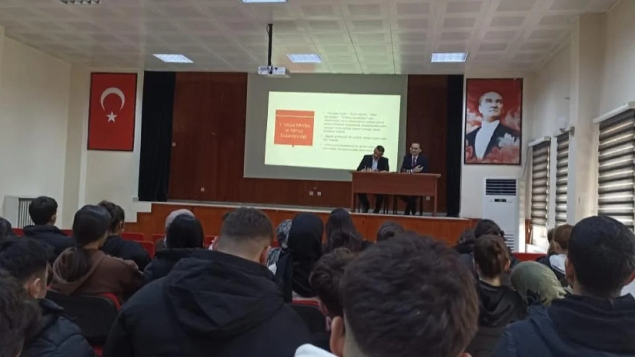 Sinop’ta gençlere dijital dolandırıcılık semineri
