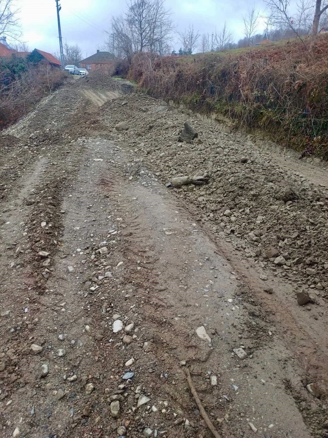 Sinop’ta heyelan sonrası yol ulaşıma açıldı
