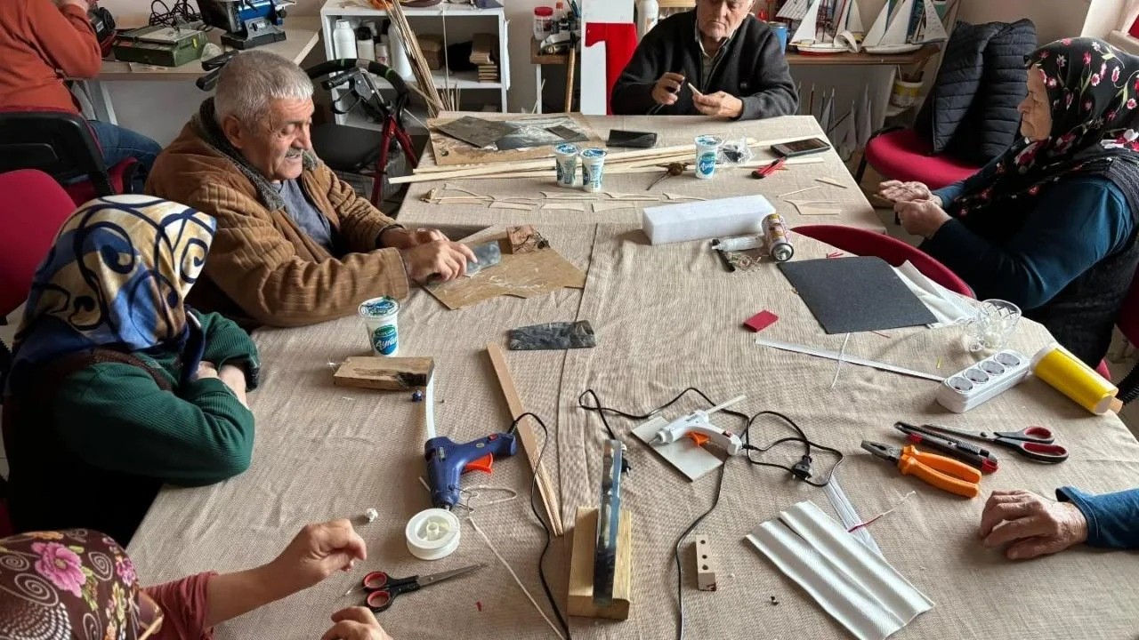 Sinop’ta huzurevi sakinleri, ceviz kabuğu ile minyatür eşyalar üretiyor
