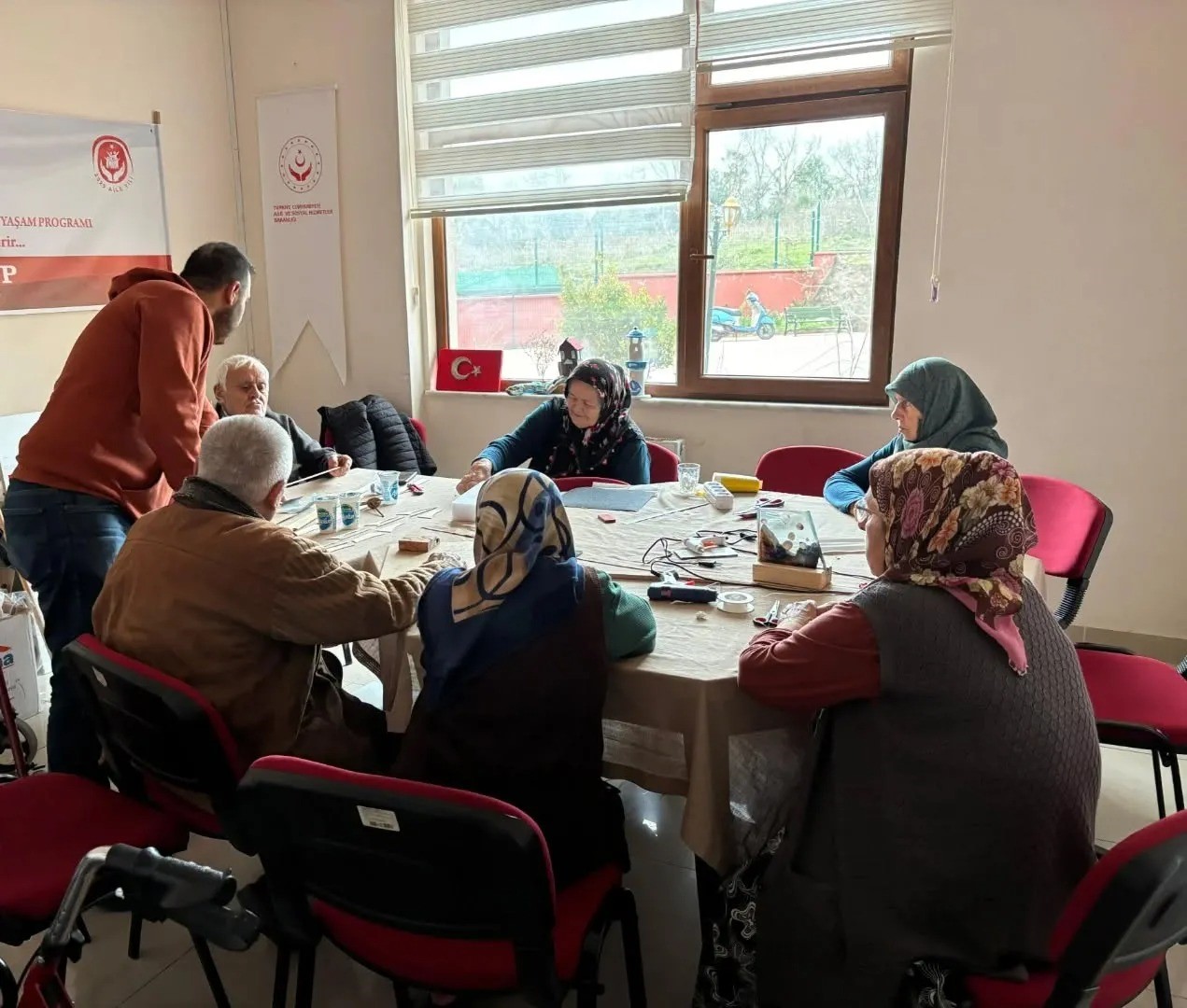 Sinop’ta huzurevi sakinleri, ceviz kabuğu ile minyatür eşyalar üretiyor
