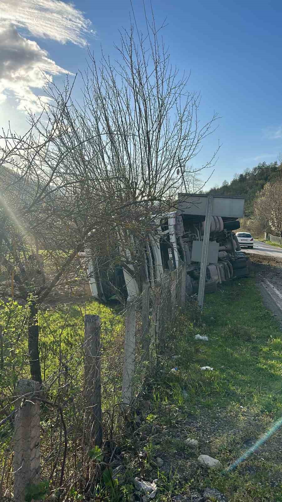 Sinop’ta kamyon devrildi: Sürücü yaralandı
