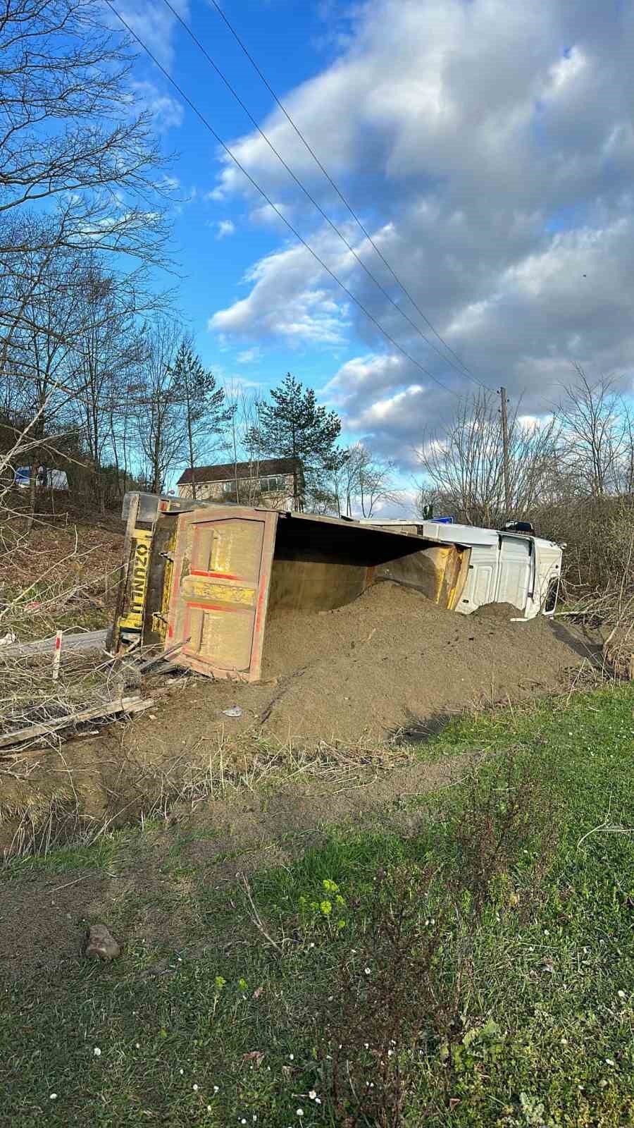 Sinop’ta kamyon devrildi: Sürücü yaralandı
