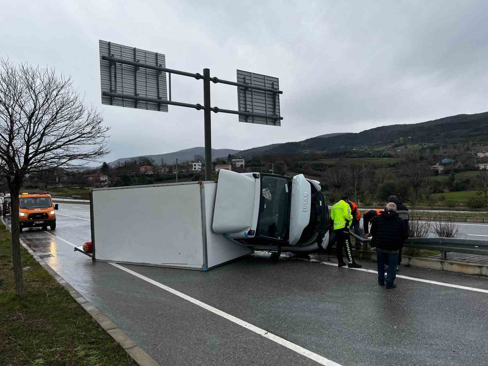 Sinop’ta kamyonet devrildi
