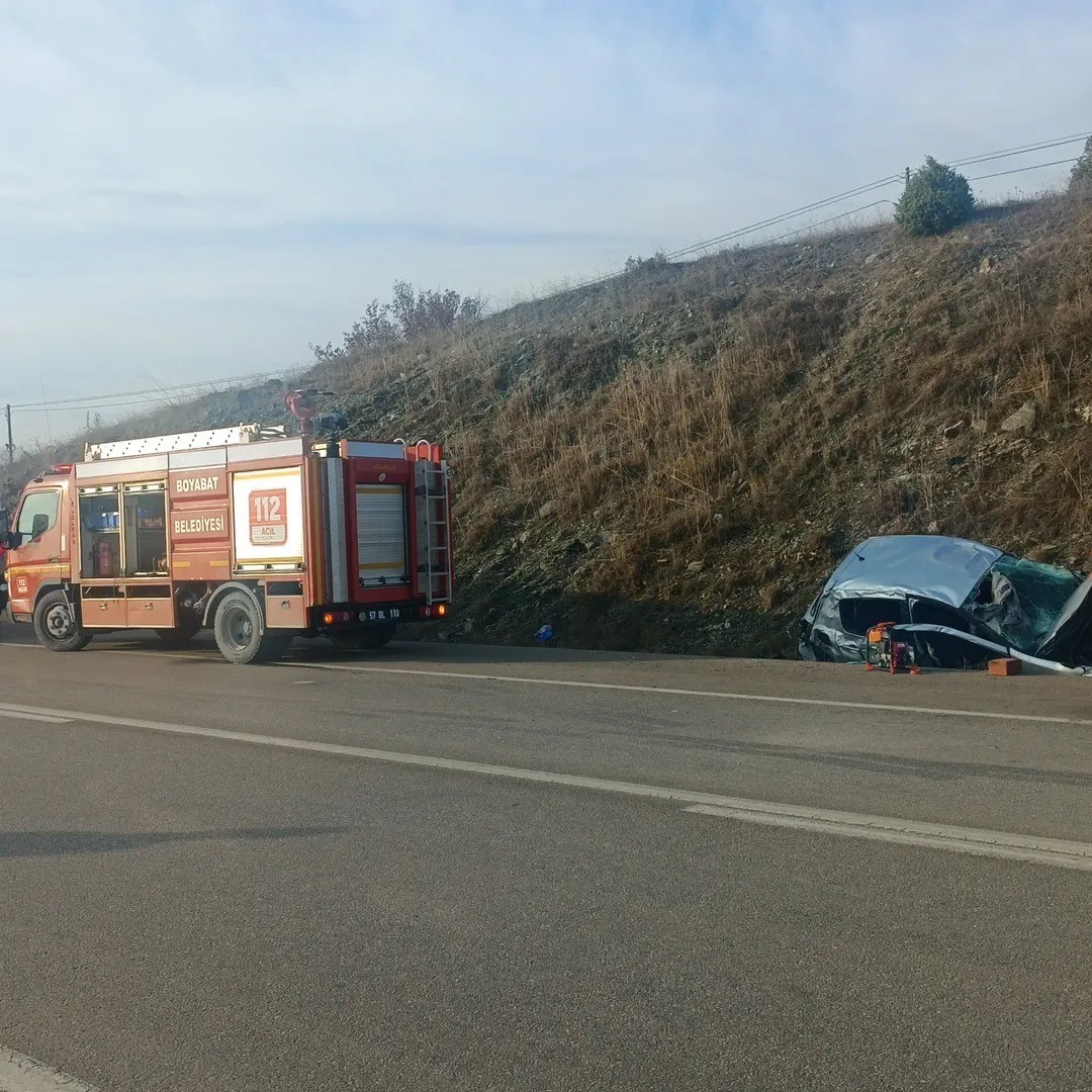 Sinop’ta kontrolden çıkan otomobil şarampole devrildi: 5 yaralı
