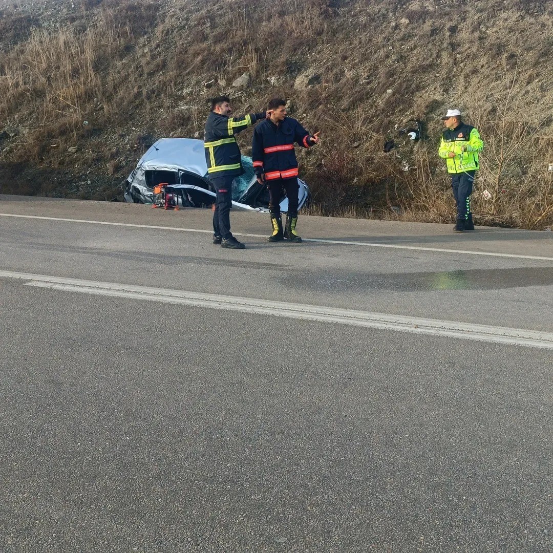 Sinop’ta kontrolden çıkan otomobil şarampole devrildi: 5 yaralı
