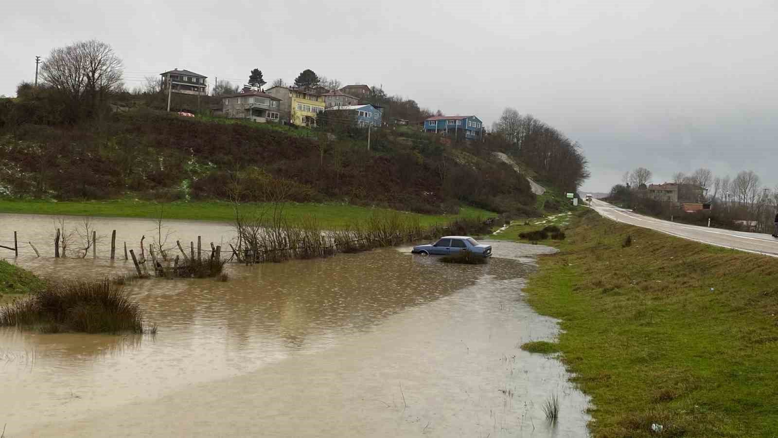 Sinop’ta kontrolden çıkan otomobil su birikintisine düştü
