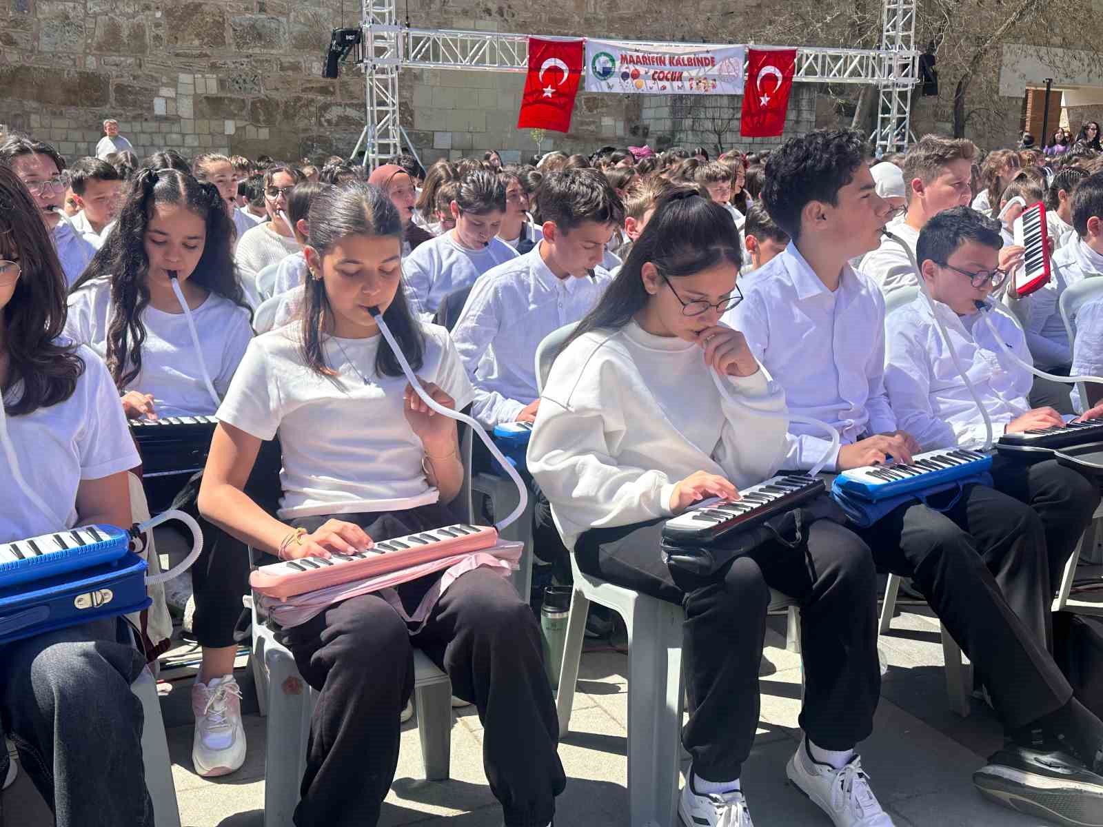 Sinop’ta maarifin kalbinde çocuk: 500 öğrenciden Türk marşları
