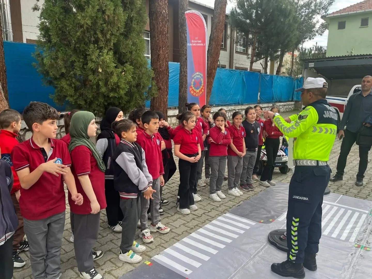 Sinop’ta minikler trafiği eğlenerek öğrendi
