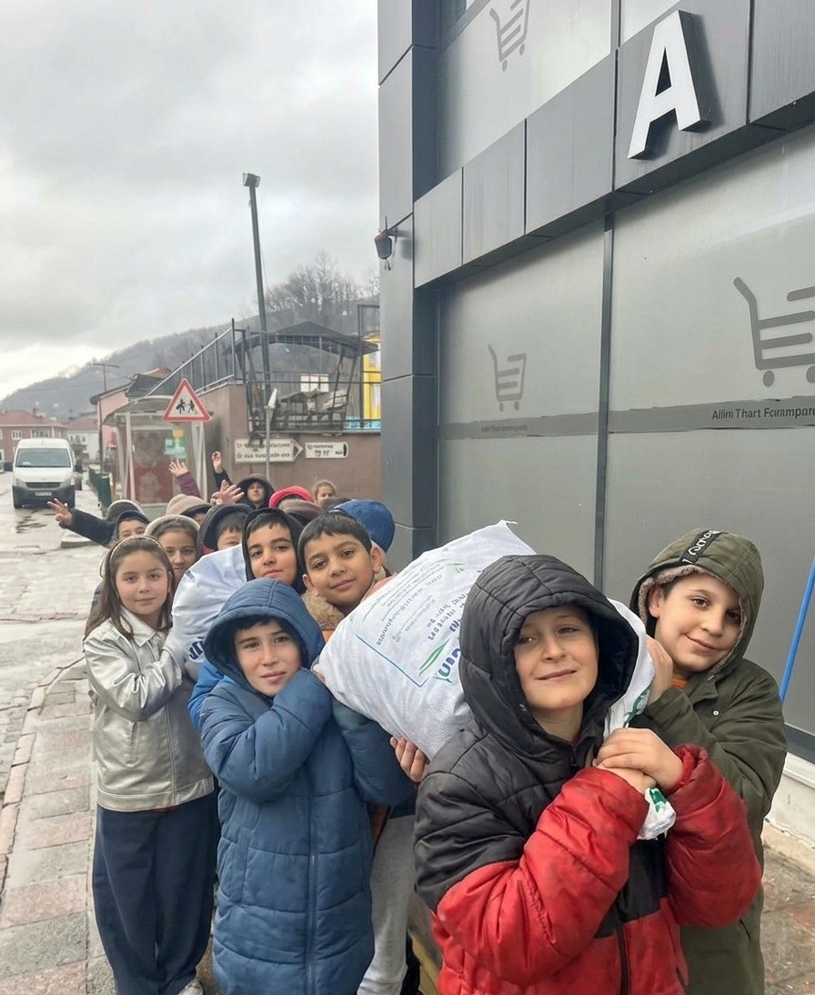 Sinop’ta öğrenciler topladıkları mavi kapakları derneğe gönderdi
