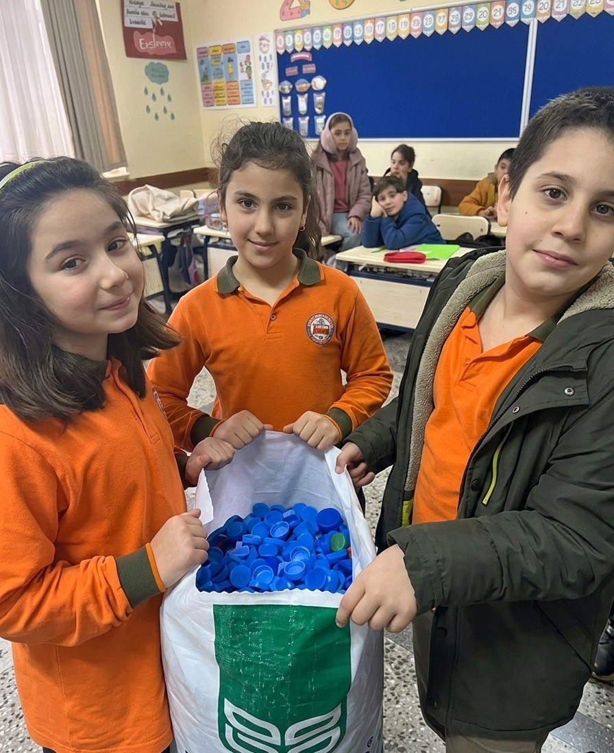 Sinop’ta öğrenciler topladıkları mavi kapakları derneğe gönderdi
