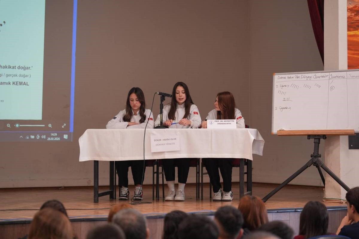 Sinop’ta öğrencilerden nefes kesen münazara
