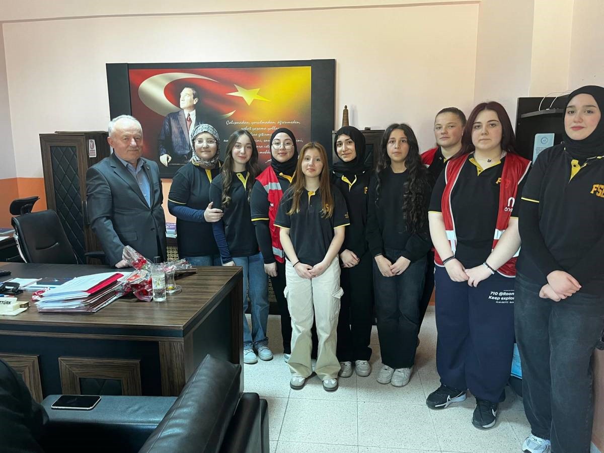 Sinop’ta öğrencilerden öğretmenlere çiçek
