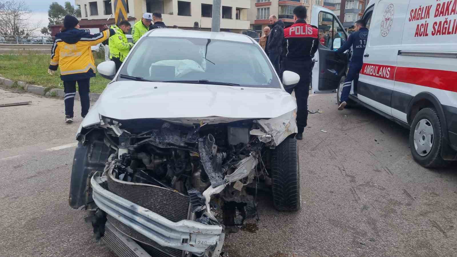 Sinop’ta otomobiller çarpıştı: 3 yaralı
