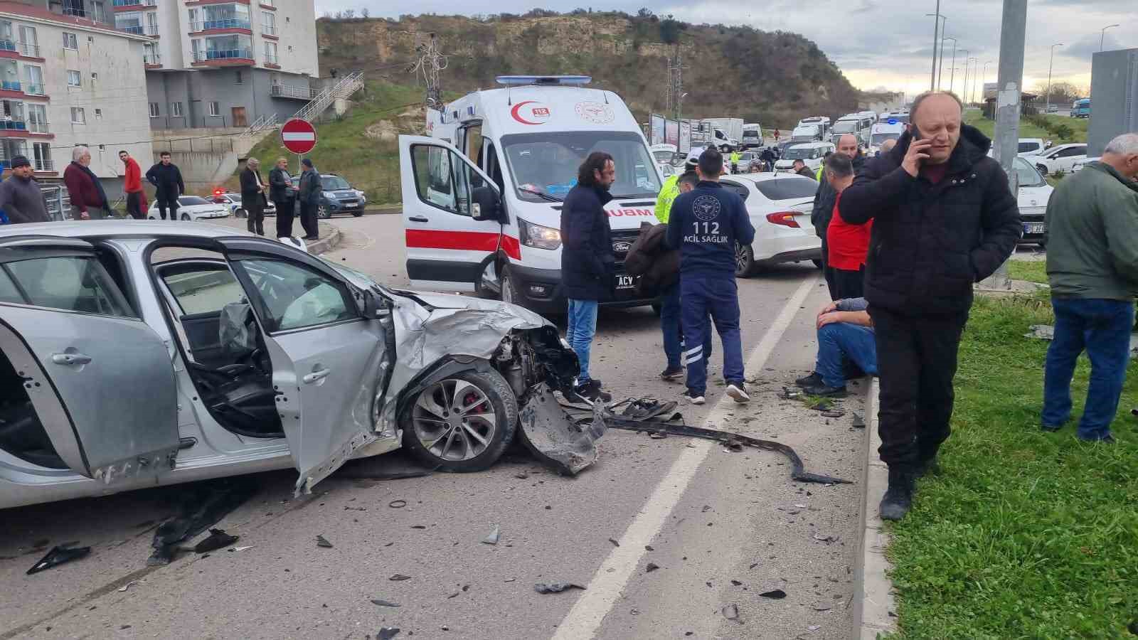 Sinop’ta otomobiller çarpıştı: 3 yaralı
