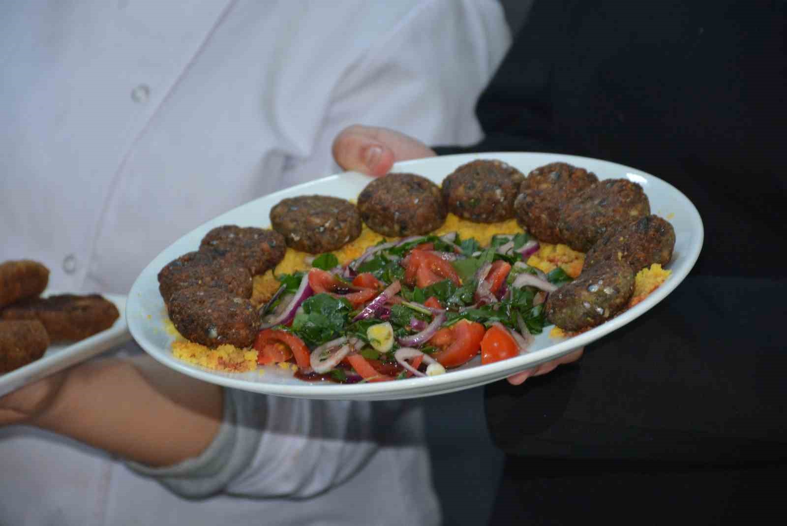 Sinop’ta üniversite öğrencilerinden "hamsi köftesi" yarışması
