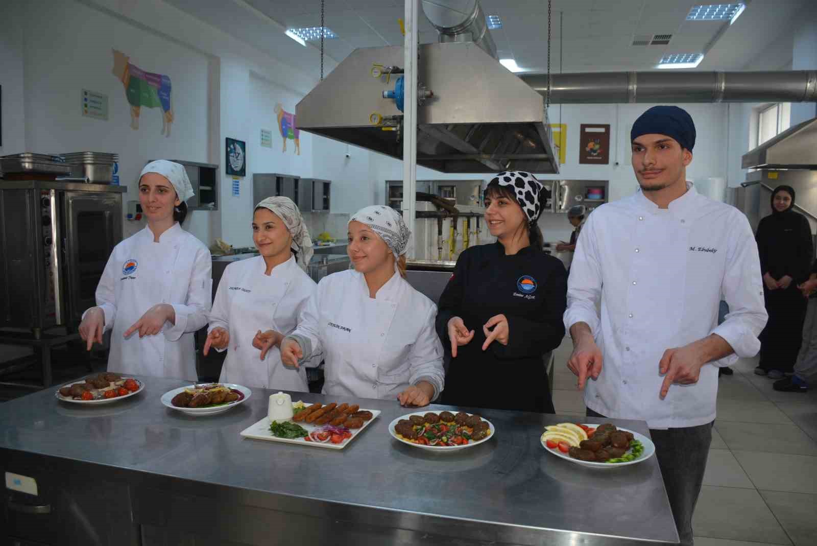 Sinop’ta üniversite öğrencilerinden "hamsi köftesi" yarışması
