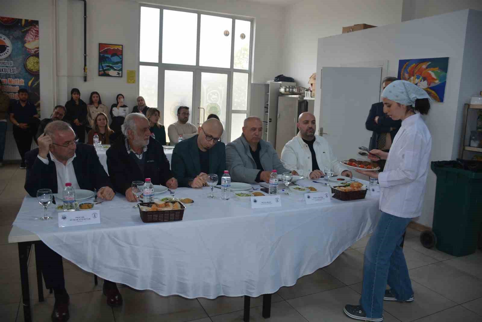 Sinop’ta üniversite öğrencilerinden "hamsi köftesi" yarışması
