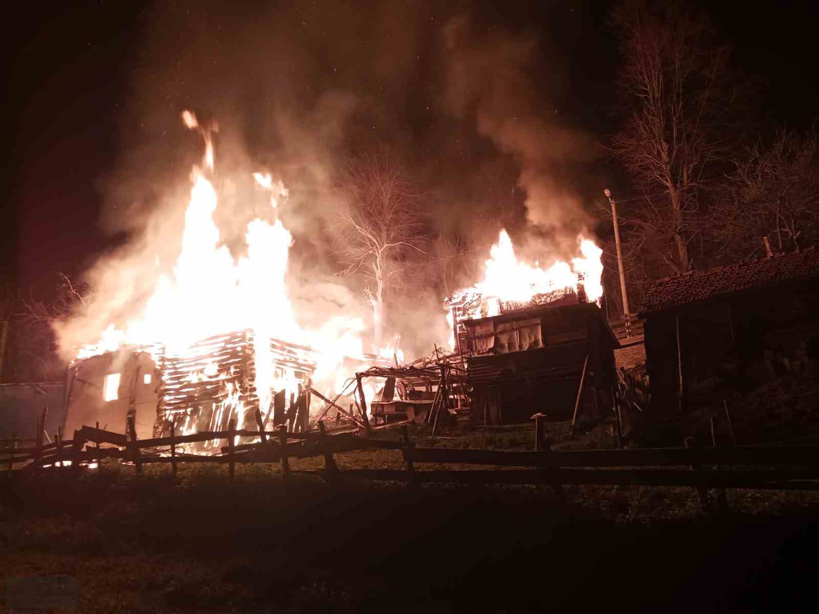 Sinop’ta yangın: 2 katlı ev, ahır, ambar kül oldu
