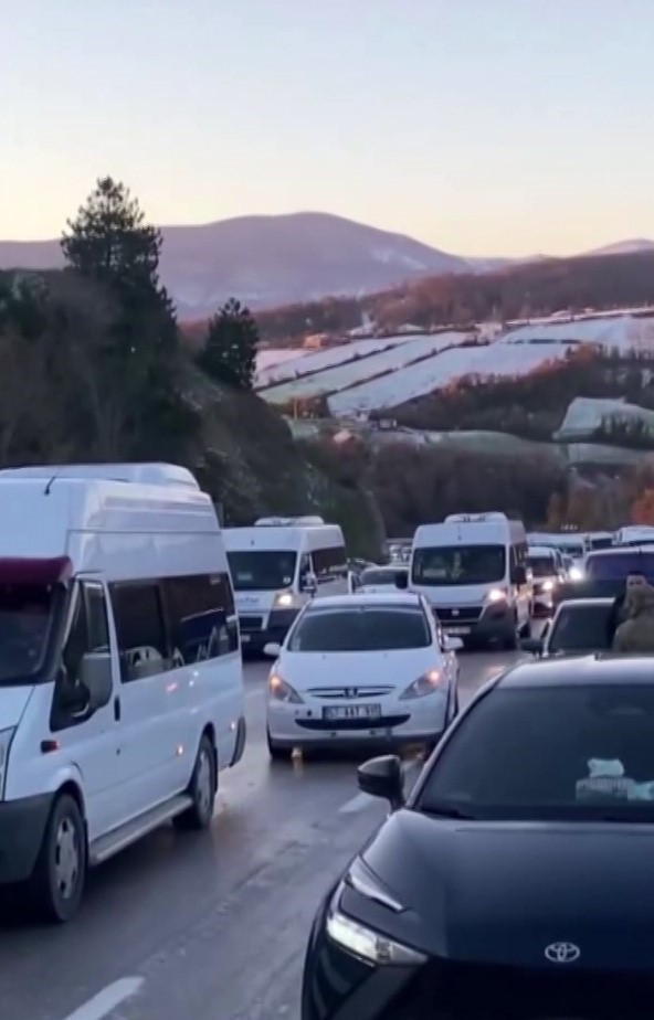 Sinop’ta yol buz tuttu, araçlar yolda kaldı

